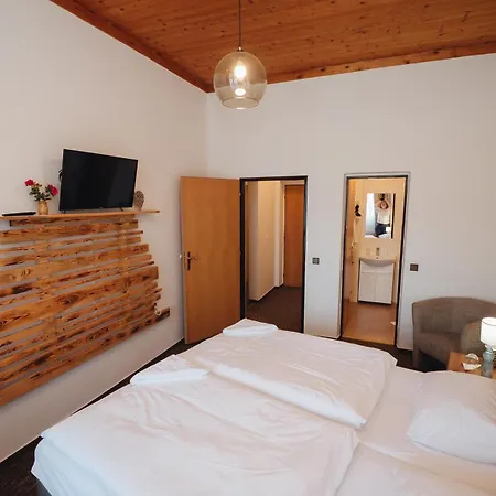 Mona בית הארחה 3*