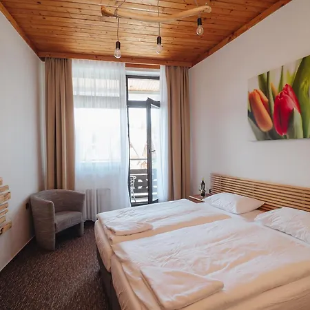 בית הארחה Mona